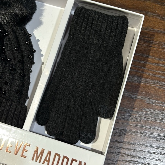 STEVE MADDEN Hat and Gloves Set - Picture 3 of 3